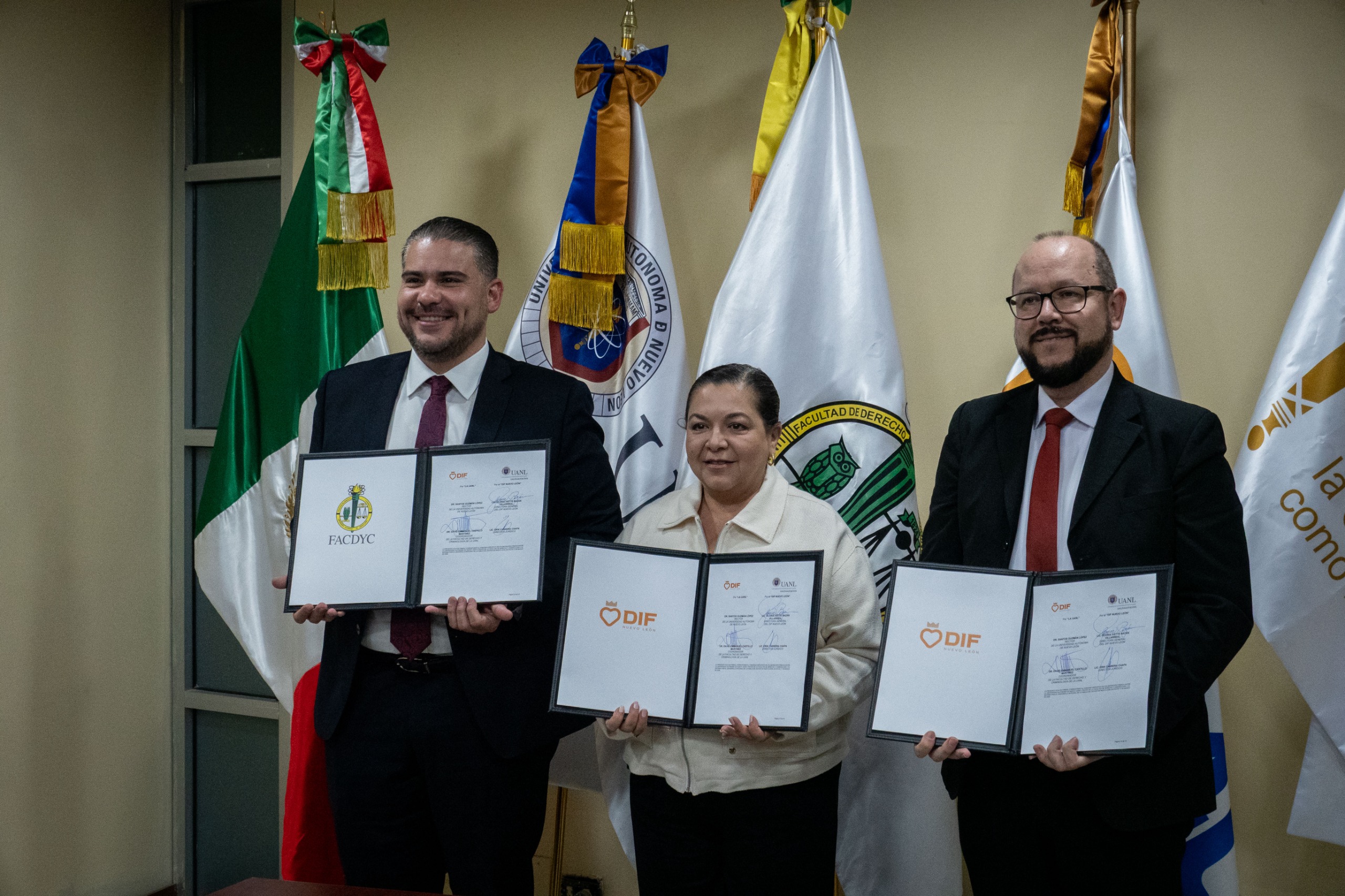 Firma FACDyC convenio de colaboración con DIF Nuevo León para becas a servidores públicos