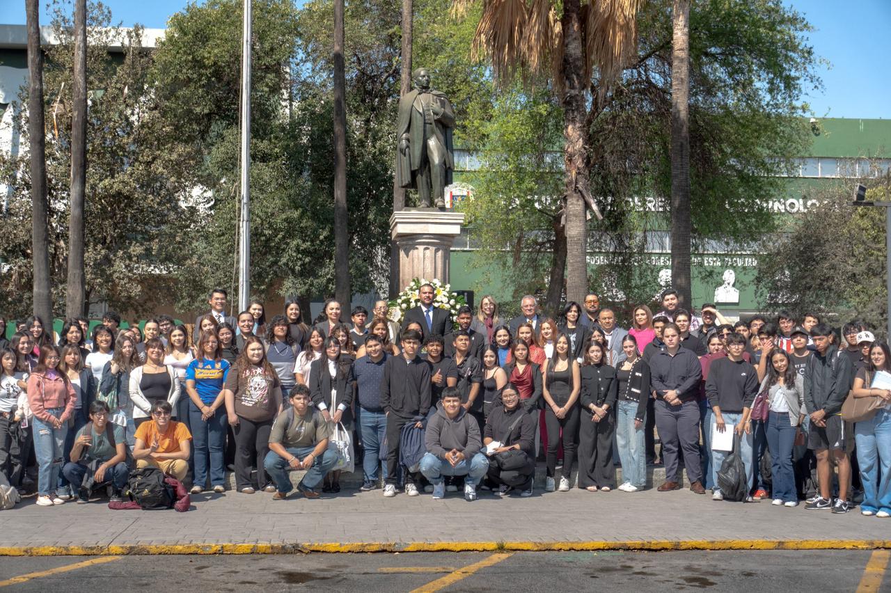 FACDyC conmemora el natalicio de Benito Juárez con guardia de honor