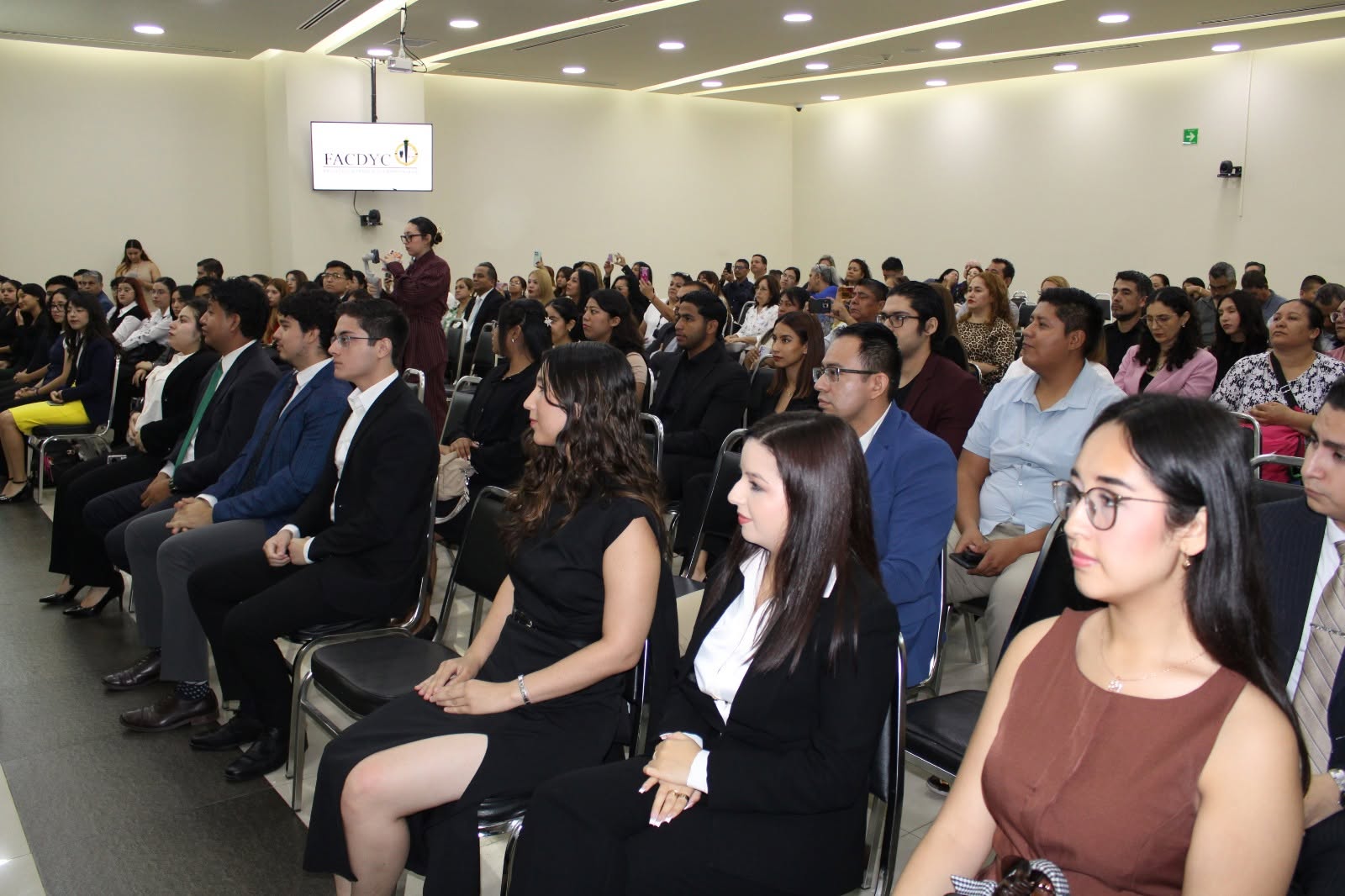 Reconoce FACDyC la excelencia académica de más de 100 estudiantes de Derecho